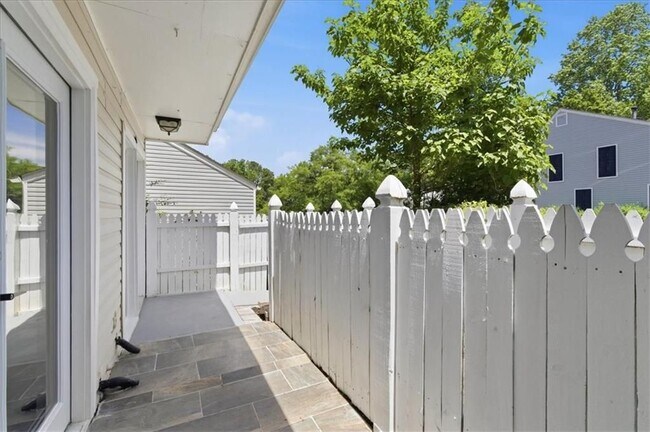 Building Photo - 2696 Greentree Dr SE