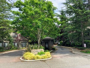 Building Photo - 1256 Bellevue Way NE