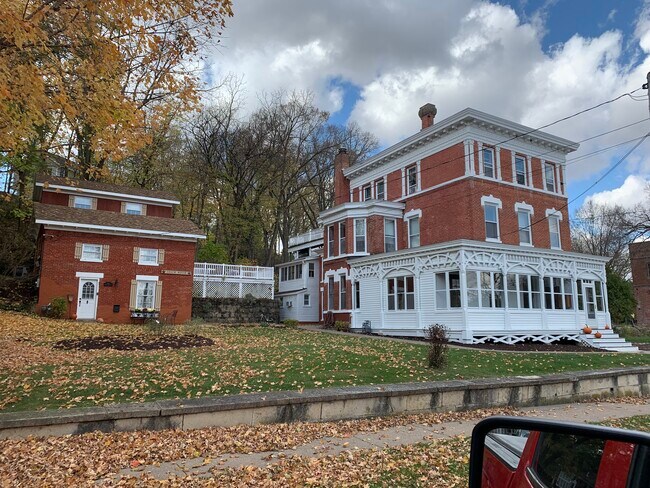 Exterior - 609 S Prospect St