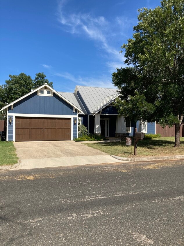 Foto principal - 1304 Pike Ln