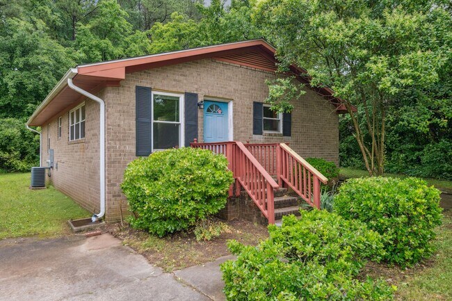 Building Photo - Now Available – Charming 3BR/2BA Home Near...