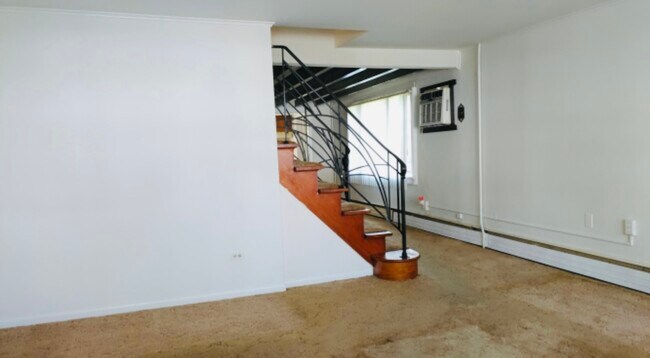 entry area - 621 E Northampton St