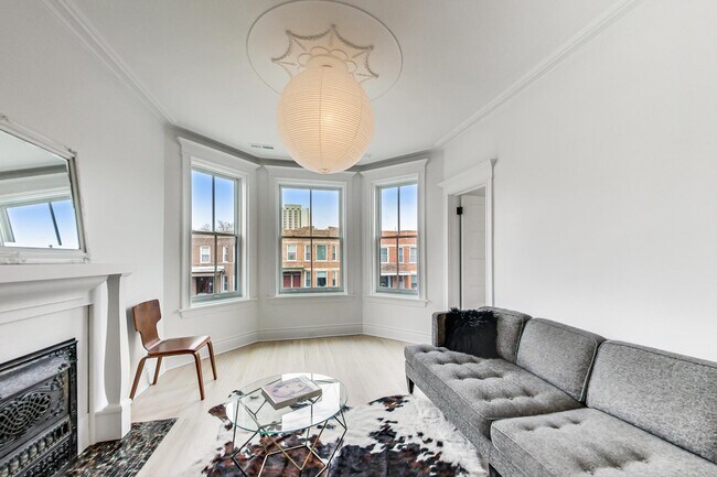 Building Photo - 2231 W Augusta Blvd