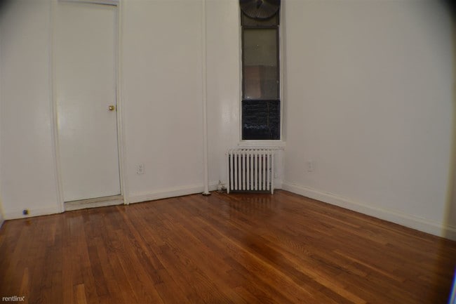 Building Photo - 404 E 80th St