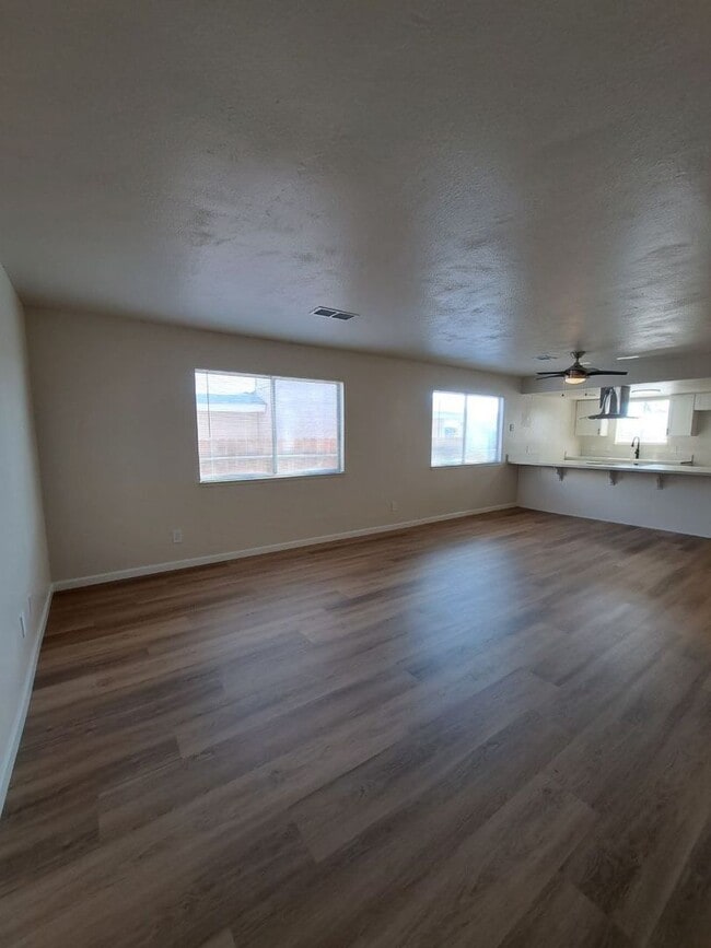 Building Photo - 546/550 E Polk St