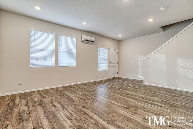 Building Photo - 3 Bedroom 2.5 Bathroom Home with Beautiful...