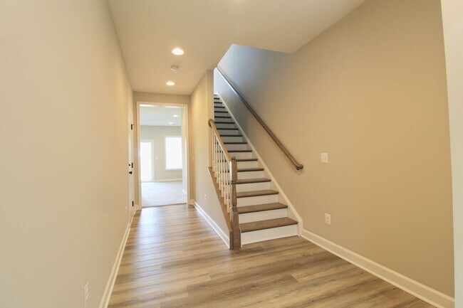 Foto del edificio - 3 bedroom town home with a finished basement and garage located in popular Preston Lakes