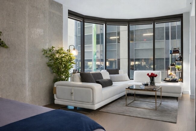 Building Photo - 18 Lagrange St