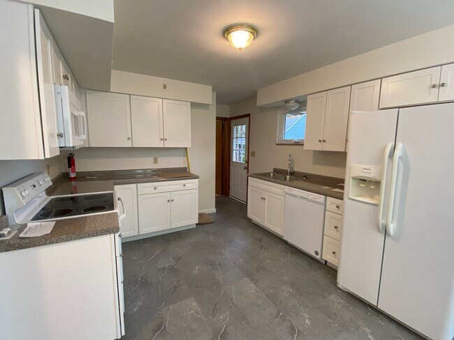 Foto del edificio - Pets Allowed - 3 Bedroom Spacious home Low...