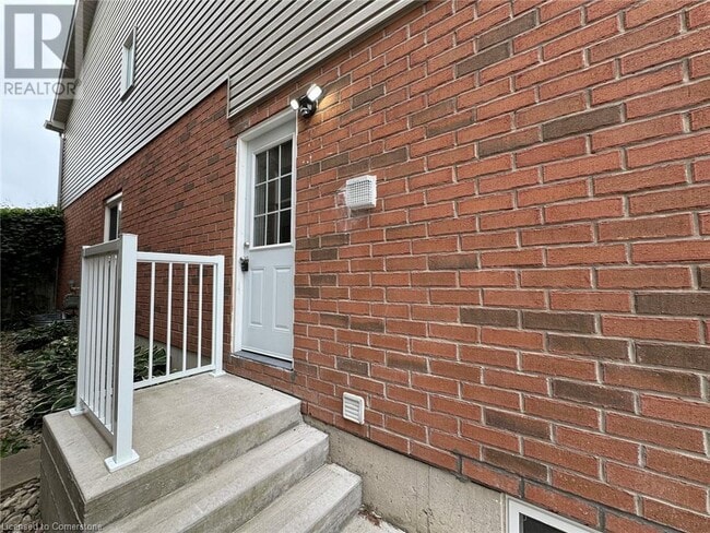 Building Photo - 361 Parkvale Dr