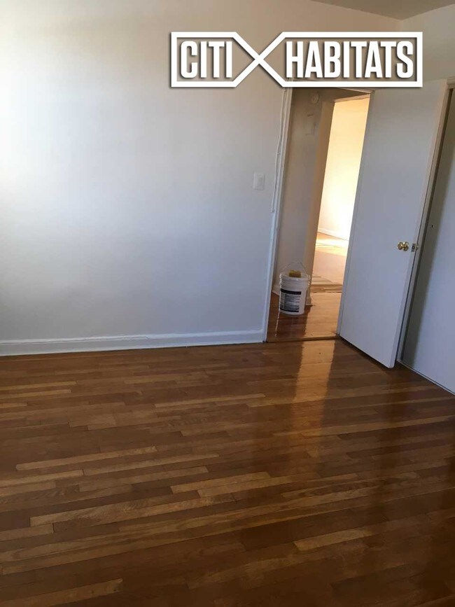 Foto del edificio - 6441 Saunders St