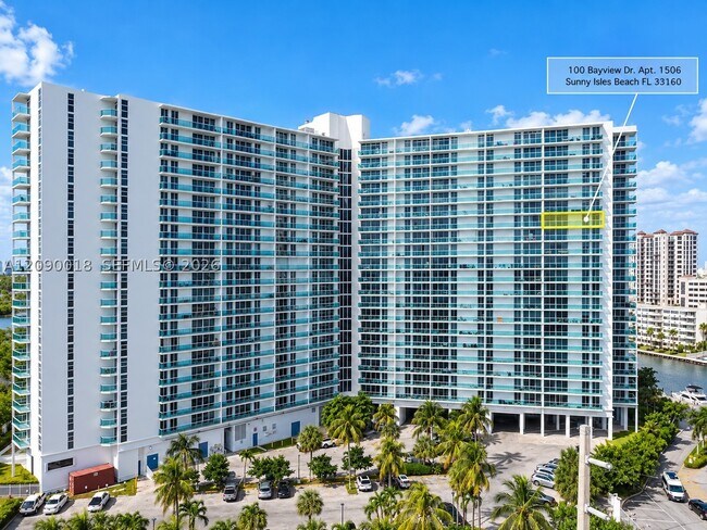Foto del edificio - 100 Bayview Dr