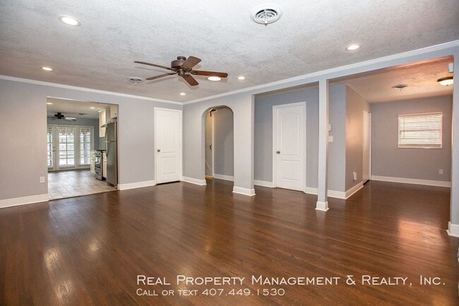 Building Photo - 3 BR / 2 BA Home in the Hourglass District