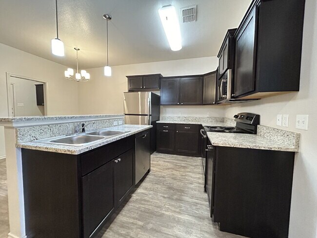 Building Photo - Townhomes Located In Stonewood Division & Minutes From Elementary!