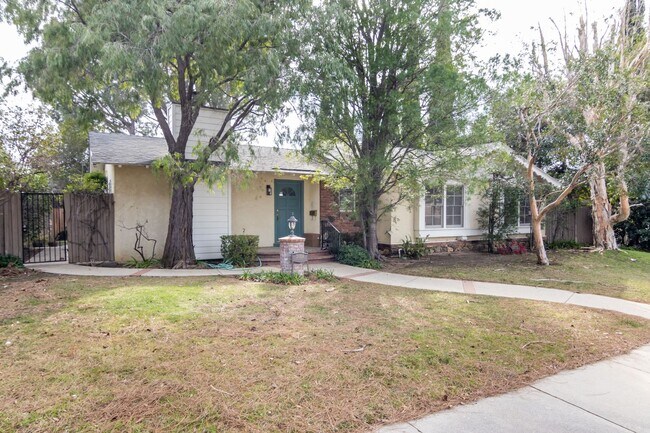 Building Photo - Gorgeous 3 bedroom Home in Chatsworth!