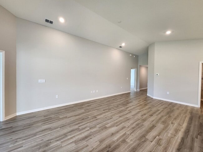 Building Photo - Like NEW!!! 4-Bedroom, 2-Bathroom in Villa...