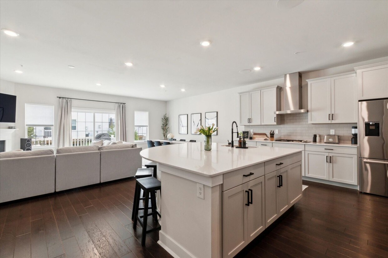 Luxury 3BD/2.5BA Townhome in Exton! - Luxury 3BD/2.5BA Townhome in Exton!