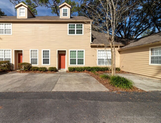 Building Photo - Beautiful 2/2.5 in Plantation Villas