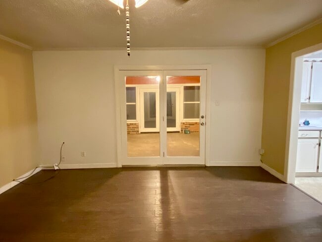 Building Photo - 613 NW Sandra Ln