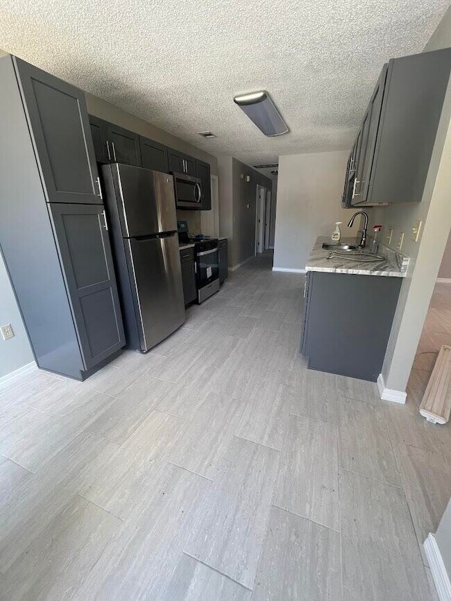 Building Photo - 440 Apple Dr