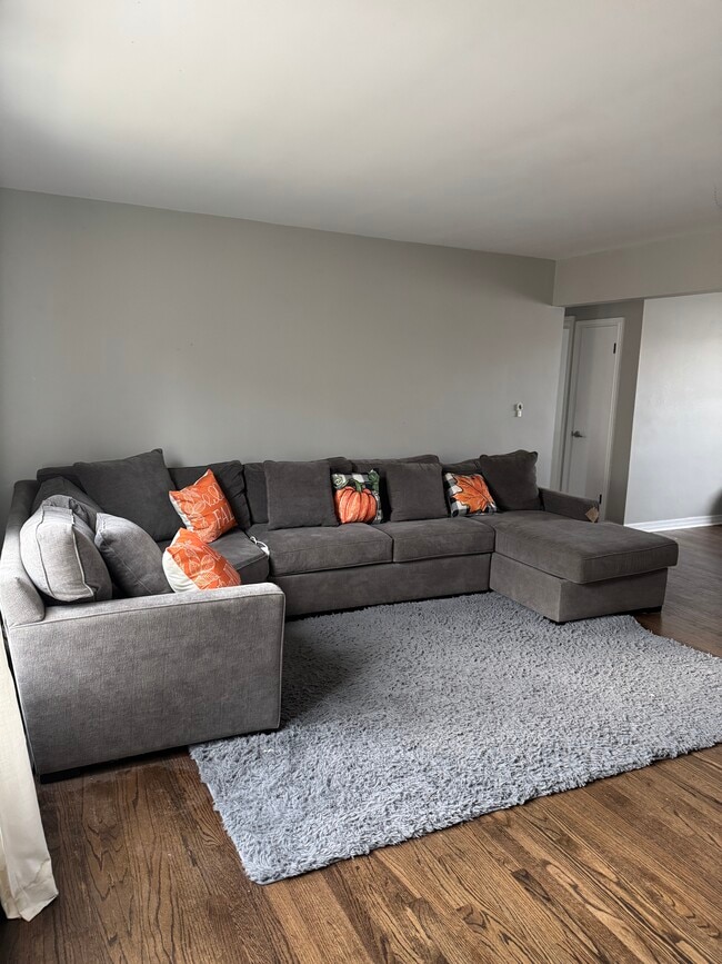 Foto del edificio - 1557 Monroe Ave