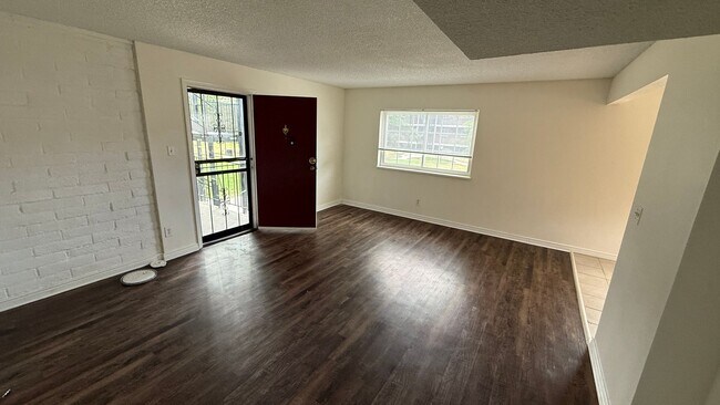 Building Photo - 3 Bedroom 2 Bathroom Condo Near Leetsdale and Monaco