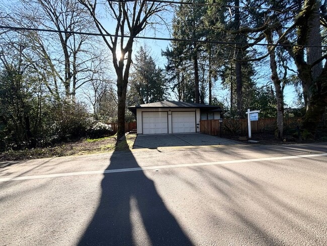 Lovely 2BD, 2BA Home In Lake Oswego with Lake Access!! - Lovely 2BD, 2BA Home In Lake Oswego with Lake Access!!