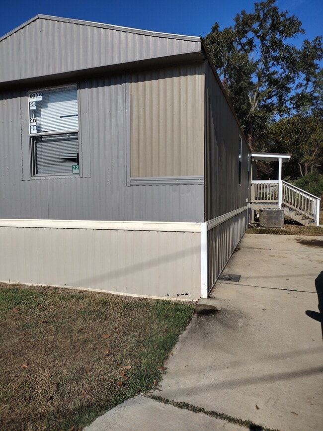 Rear door and parking area with a covered porch - 716 N Houston Lake Blvd