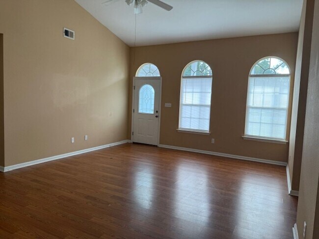 Foto del edificio - 3Br 2Ba House for Rent