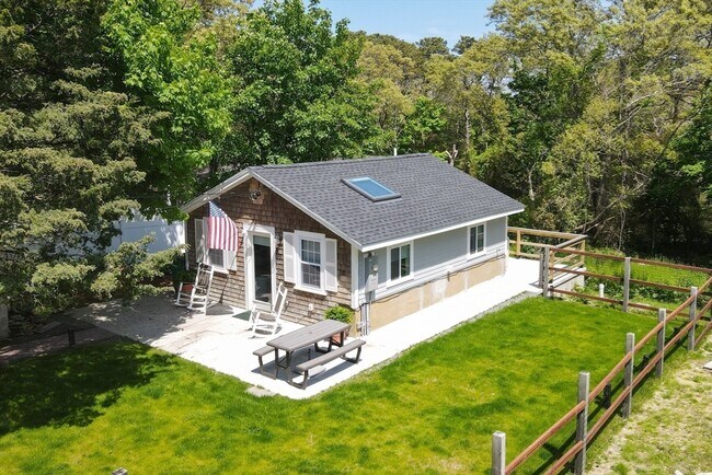 Foto del edificio - 90 Edgartown Rd