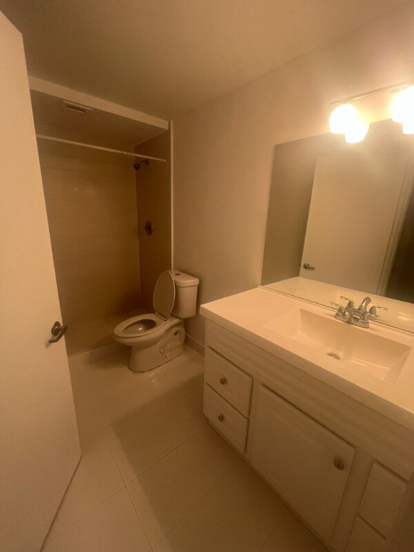 Foto del edificio - 8290 Lake Dr