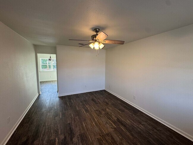 Foto del edificio - Spacious and recently remodeled 3 bedroom, 2 bathroom home located in a quiet neighborhood in Cop...