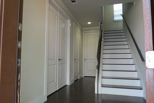 Building Photo - 3252 Las Palmas St