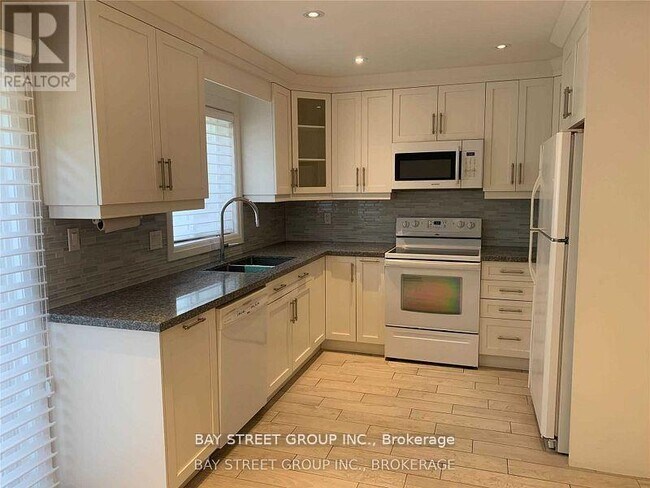 Photo du bâtiment - 615 Summer Park Crescent