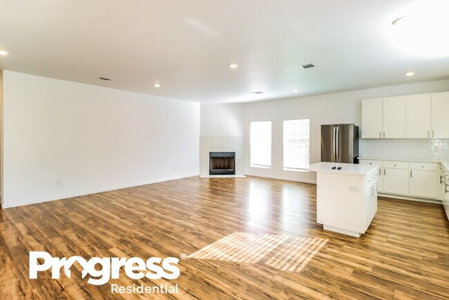 Building Photo - 8020 Tree Leaf Ln