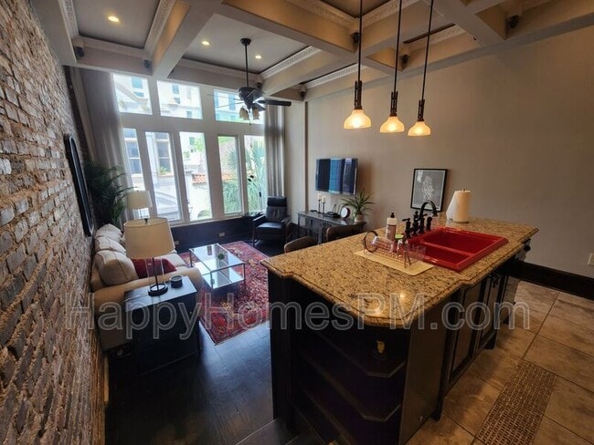 Building Photo - 350 King St