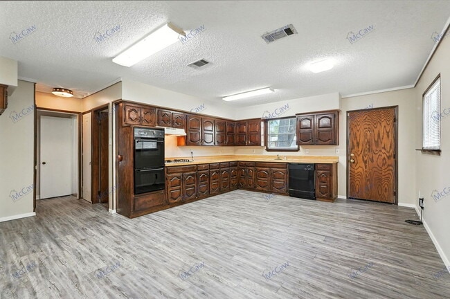 Foto del edificio - 1605 Maple Dr