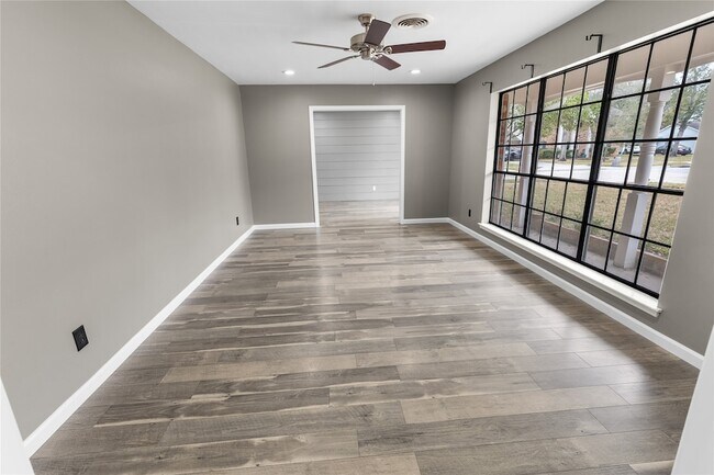 Foto del edificio - 302 Shadow Creek Dr