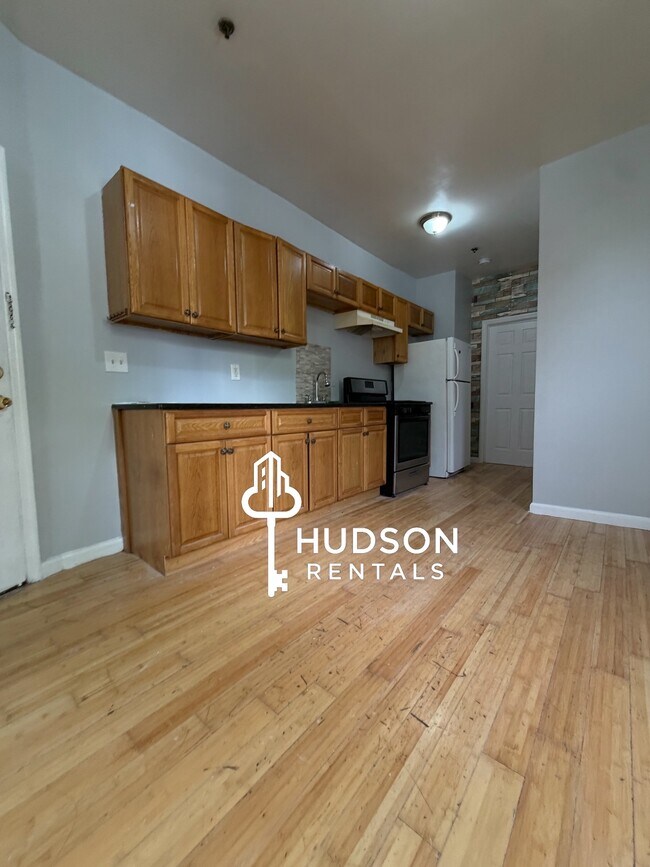 Building Photo - 623 Bramhall Ave