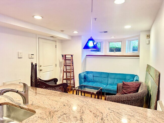 Building Photo - 1 Bed 1 Bath! Pets Welcome! Patio!