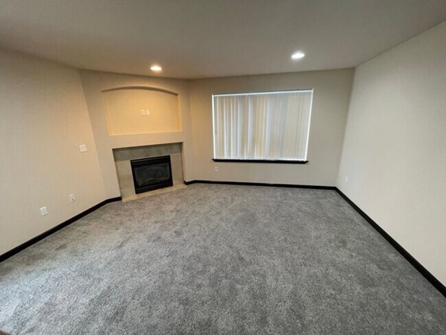 Building Photo - Extremely Gorgeous 3 Bedroom Home for Rent...