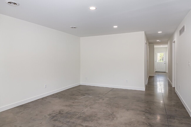 Foto del edificio - Newly Built 3-bedroom 2 bath Duplex $2200/...