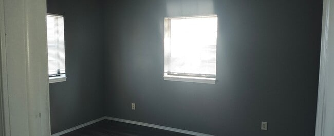 Building Photo - Oak Knoll Apartments