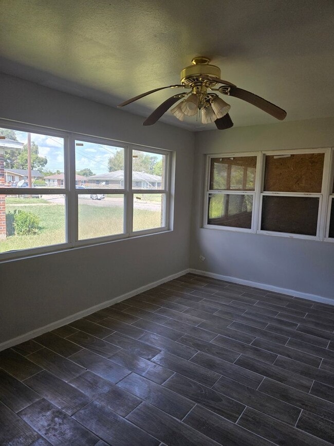 Building Photo - 3/4 BR  Brick ranch