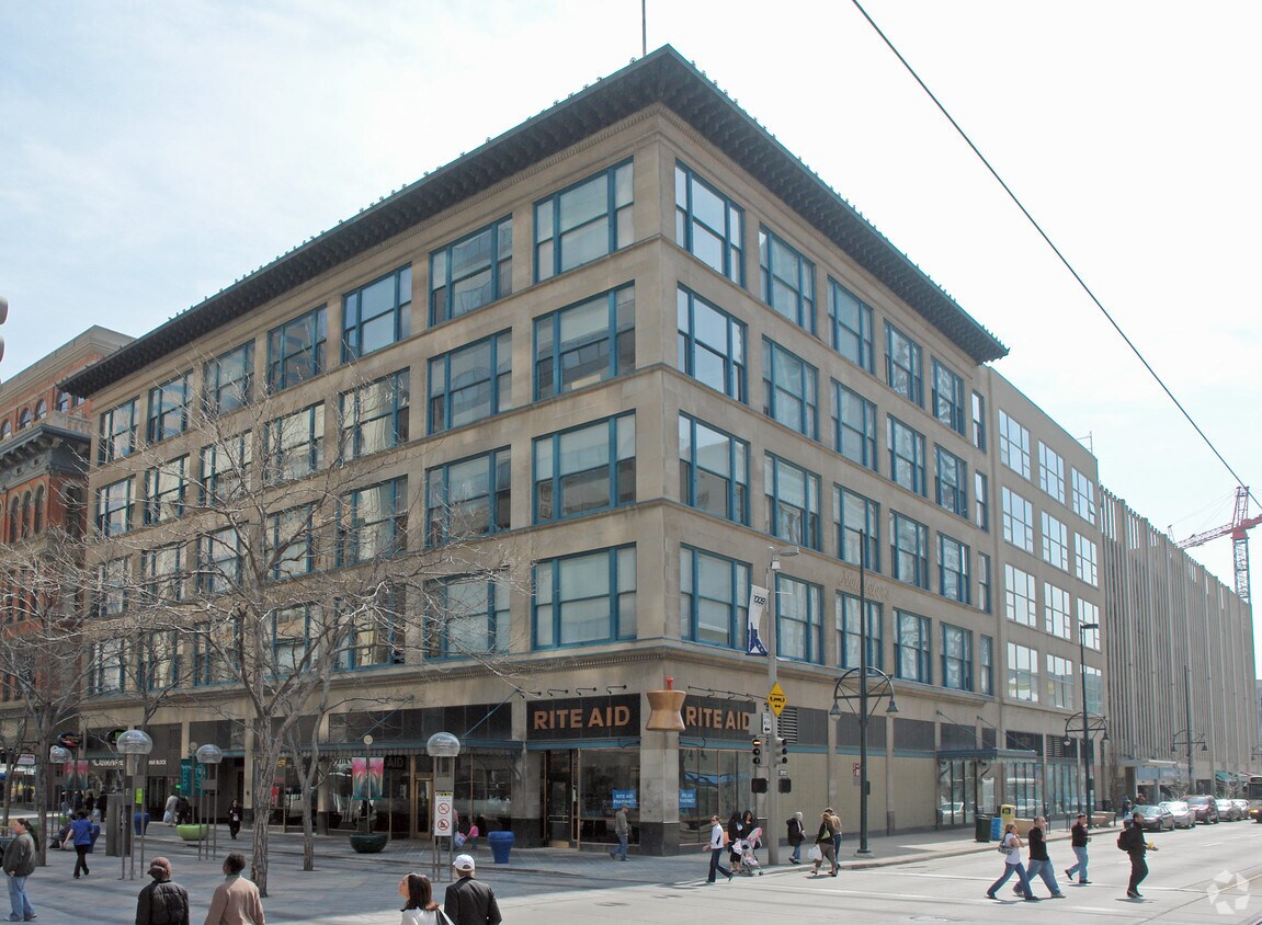 Foto principal, vista de esquina - Neusteters Bldg