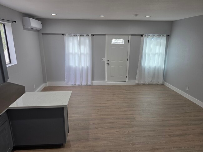 Foto del edificio - 1129 W 23rd St