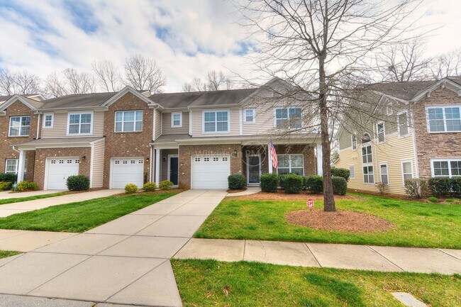 Foto del edificio - Big & Nice 3Br/2.5Bth Townhome in Steele Creek by Harris Teeter Shopping Center