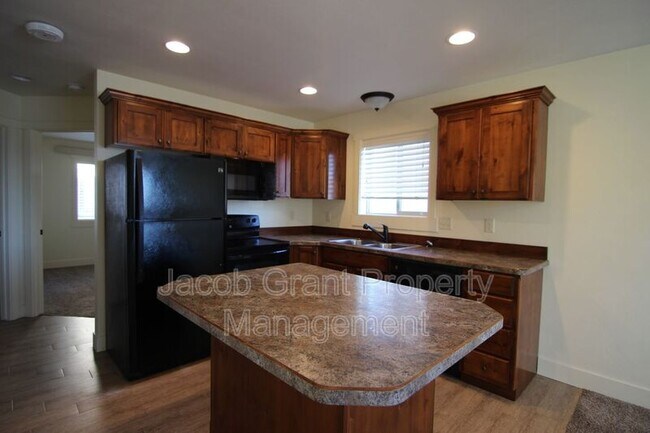 Foto del edificio - 880 Everett Pl