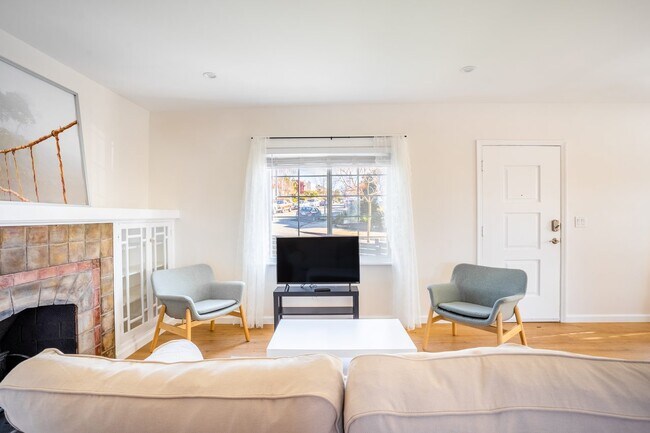 Building Photo - Queen room D in a Newly Added Home in Oak