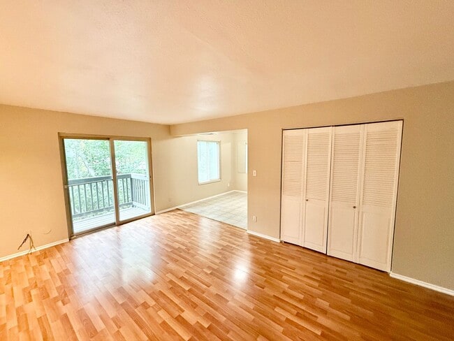 Building Photo - 495 E Creekside Cir